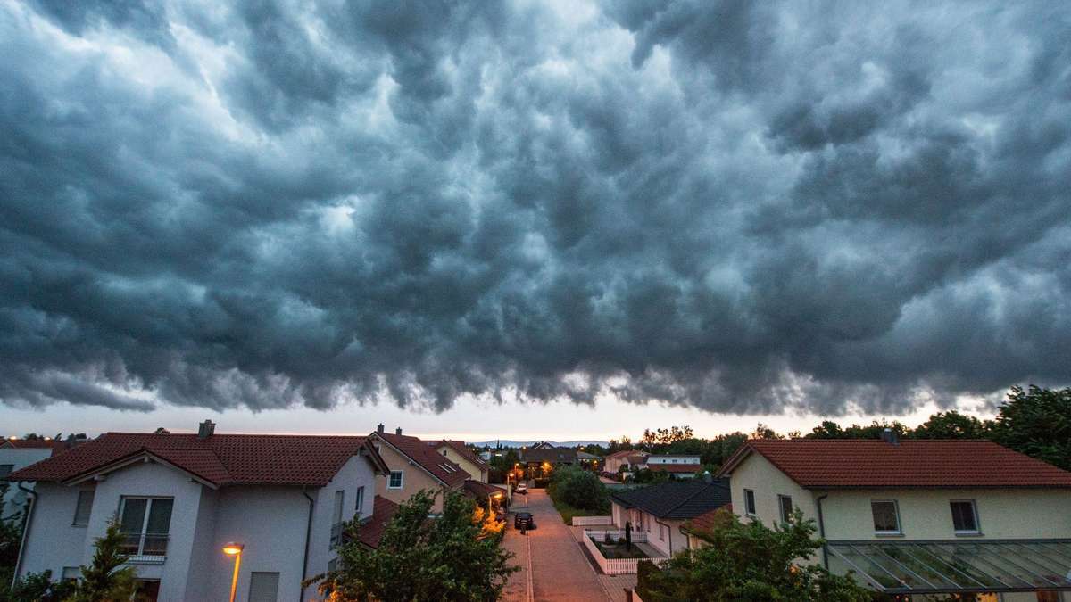 DWD-Warnung: Heftige Gewitter & Sturm Drohen
