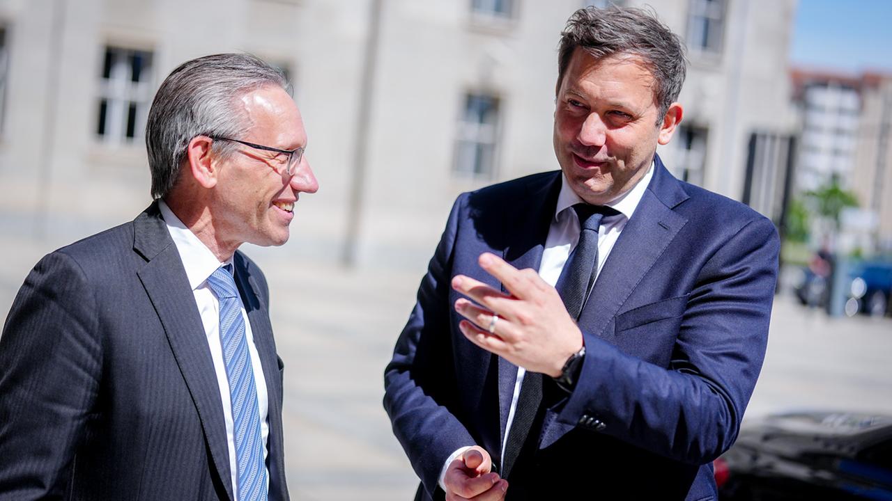 Kabinettsumbildung: Neue Minister Im Amt