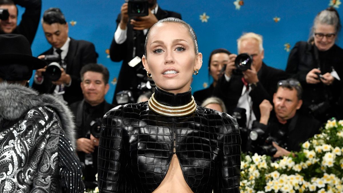 Miley Cyrus: Knieinfektion Auf Hollywood Walk Of Fame