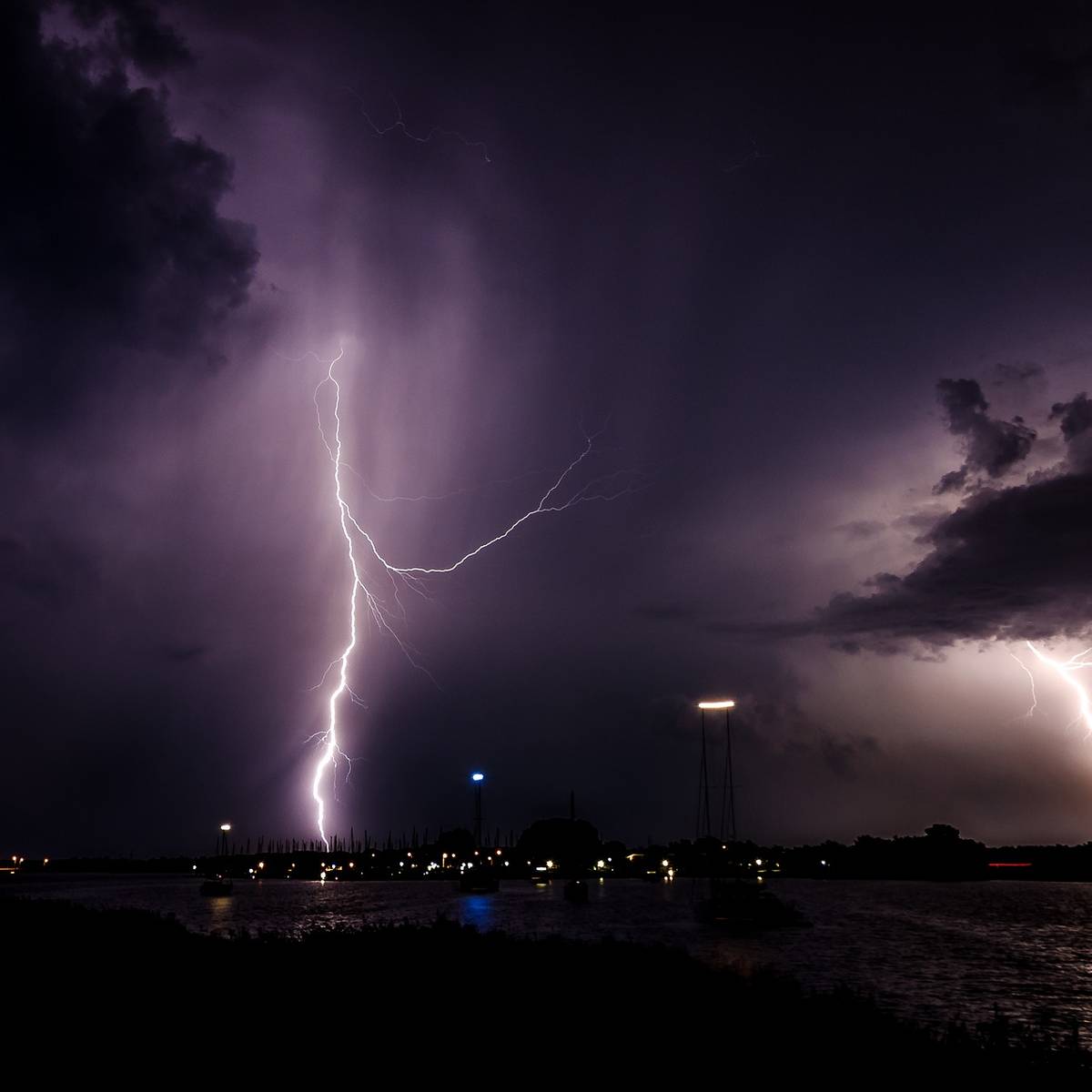 Rhein In Flammen: Unwetter Sorgt Für Abbruch