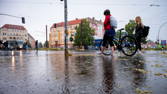 Unwetterwarnung: Platzregen, Hagel & Sturmböen Freitag