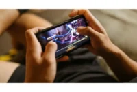 Playing-Mobile-Games-1-860x484